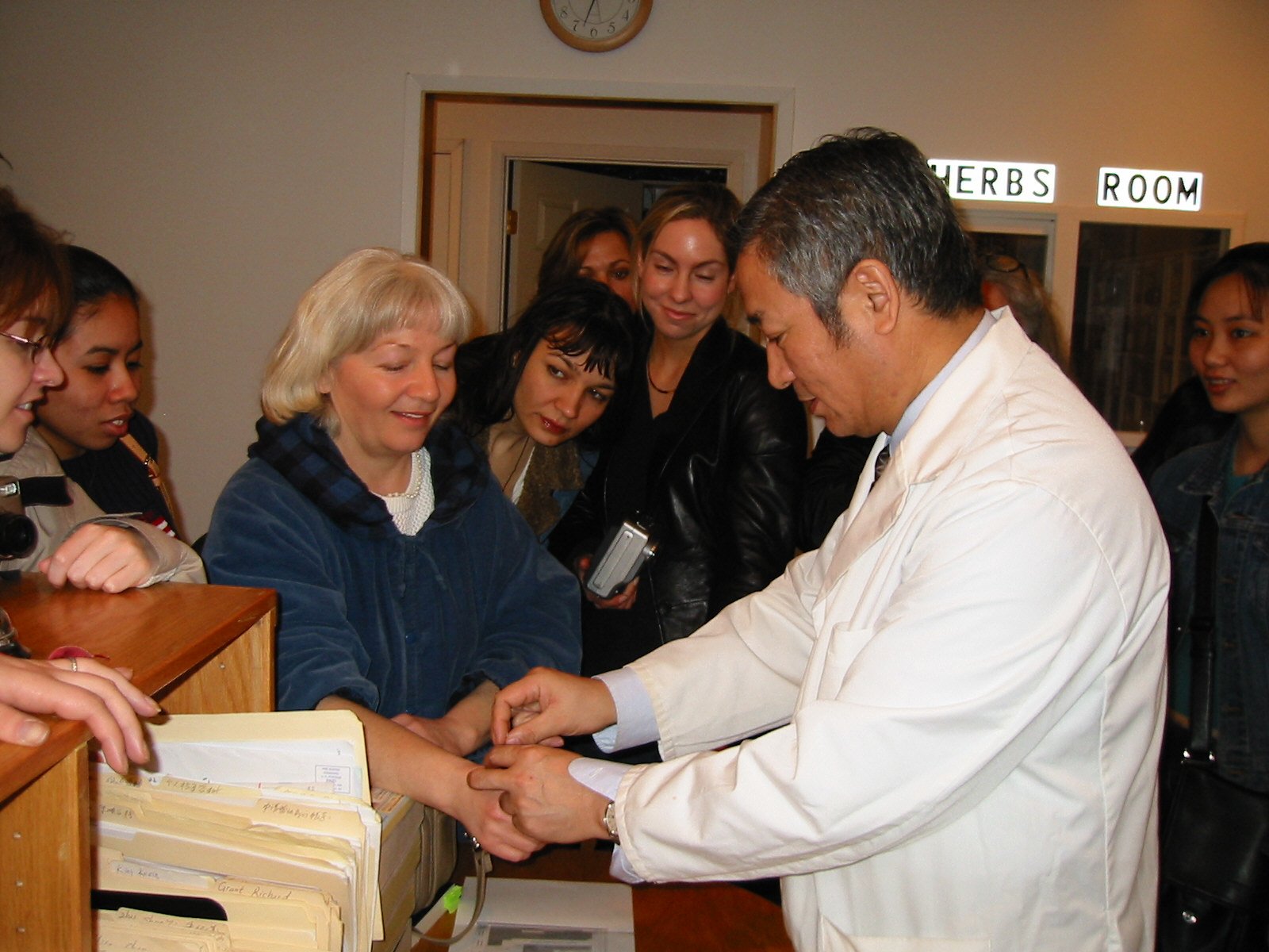 2006年在美国诊所训练美国针灸学生.jpg