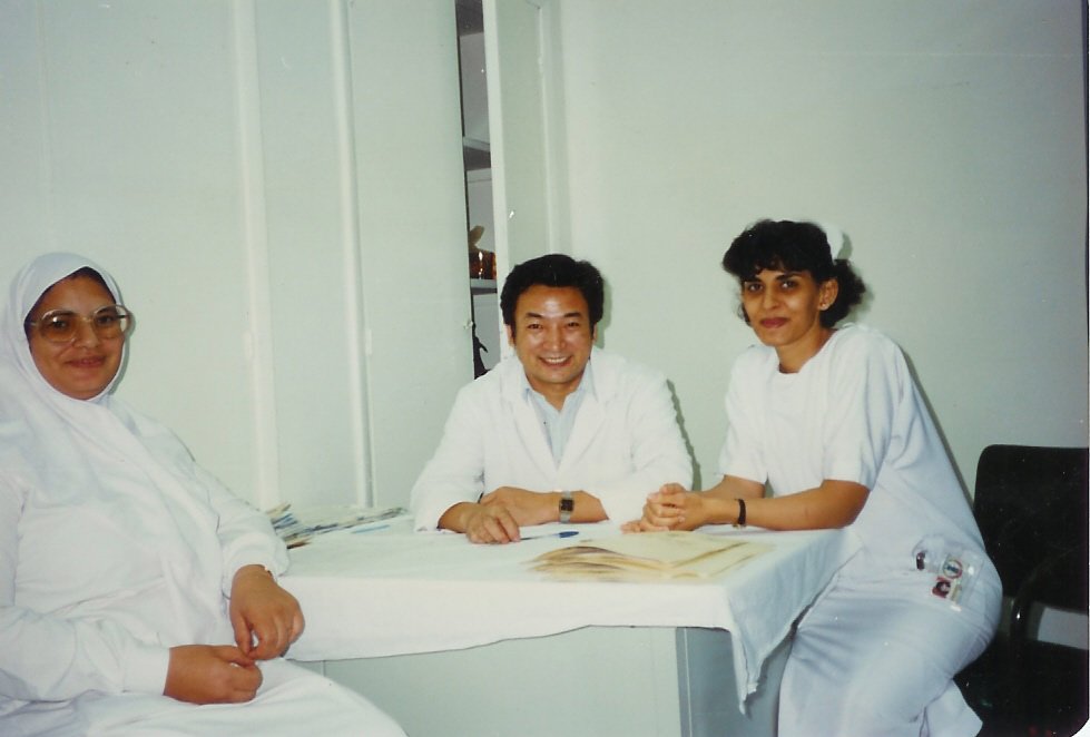 1988与在科威特医院工作的护士在一起，科威特很有钱，很多专家和劳务都是外聘的.jpg